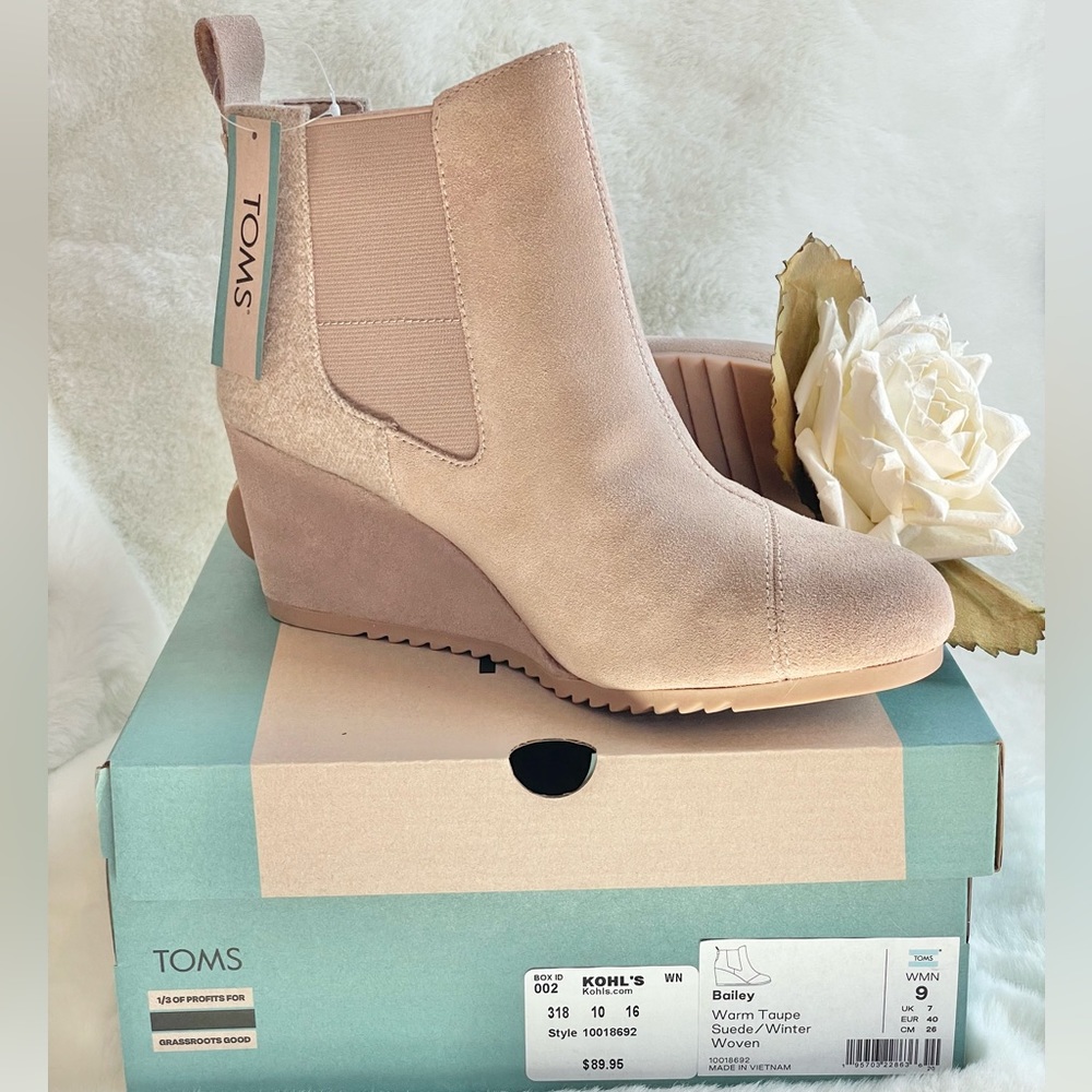 New with tags TOMS BAILEY WARM TAUPE SUEDE WOVEN WEDGE BOOTIE SZ 9 pull on style
